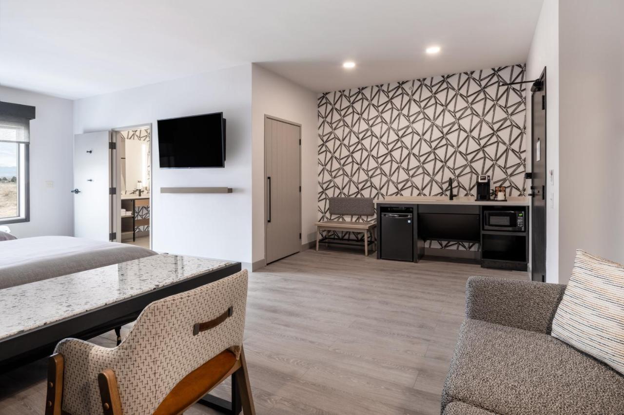 Atwell Suites - Denver Airport Tower Road By Ihg ภายนอก รูปภาพ